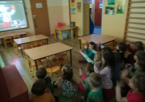 Dzieci oglądają Koziołka na tablicy multimedialnej